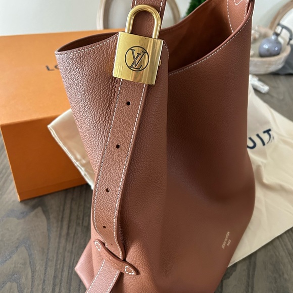 Louis Vuitton Brown Leather Shoulder Bag with Structured Design - Picture 3 of 5